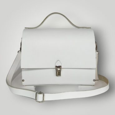 Χειροποίητη τσάντα από 100% δέρμα σε λευκό χρώμα και ξύλο.