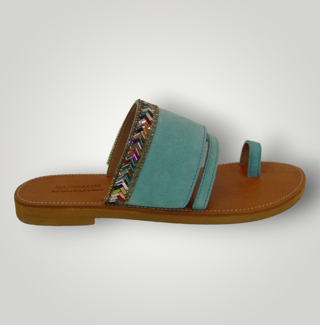 Χειροποίητα suede σανδάλια από 100% δέρμα σε τιρκουάζ χρώμα. Είναι διακοσμημένα με τρέσα από πολύχρωμα κρύσταλλα.