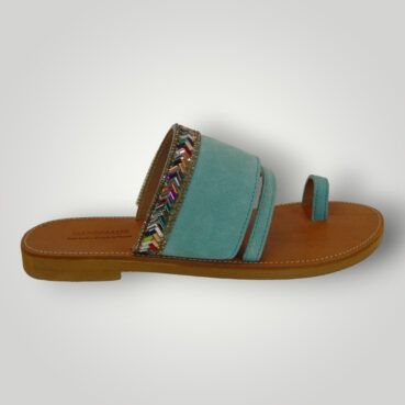 Χειροποίητα suede σανδάλια από 100% δέρμα σε τιρκουάζ χρώμα. Είναι διακοσμημένα με τρέσα από πολύχρωμα κρύσταλλα.