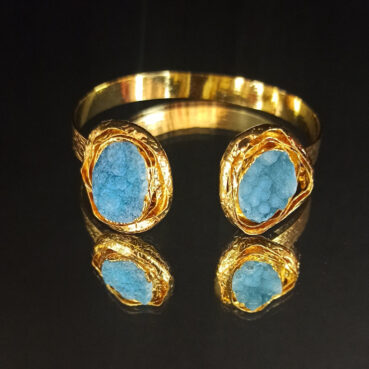 Ένα υπέροχο κόσμημα από χρυσό σφυρήλατο ορείχαλκο με μεγάλες εντυπωσιακές τιρκουάζ πέτρες Druzy.