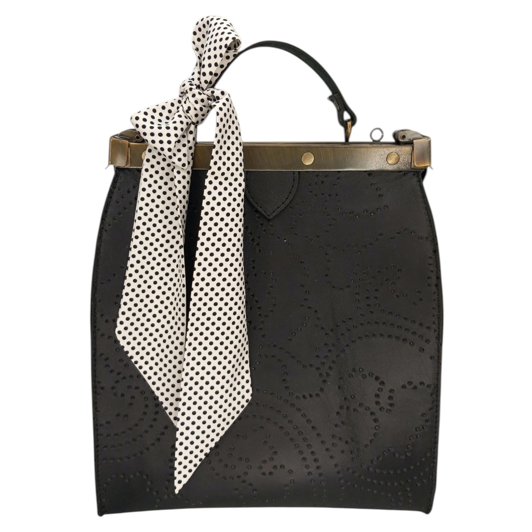 Μαύρη δερμάτινη frame bag EVELYN με ανάγλυφο σχέδιο